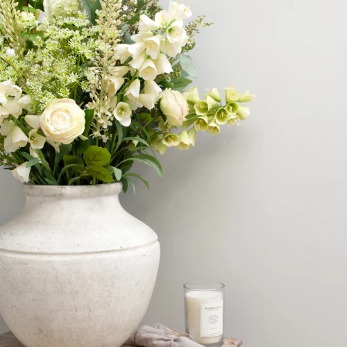 Fiori artificiali su un tavolo bianco