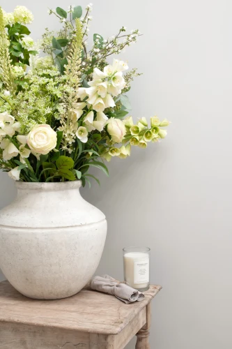 Fiori artificiali su un tavolo bianco