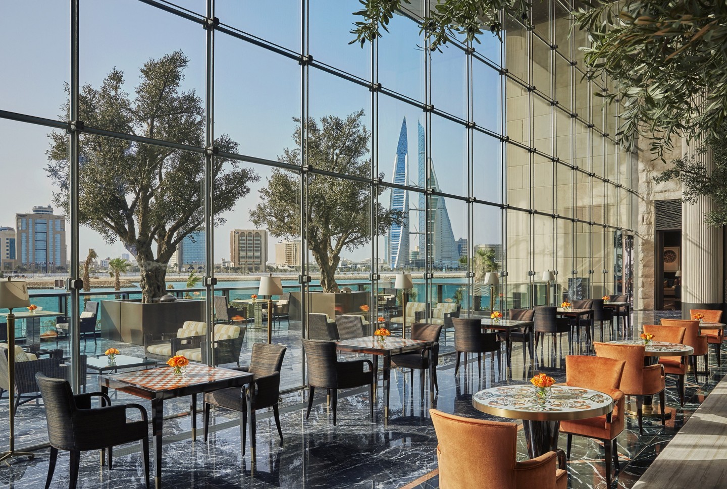 Ulivi artificiali su misura posizionati presso il Four Seasons Hotel, Bahrain.