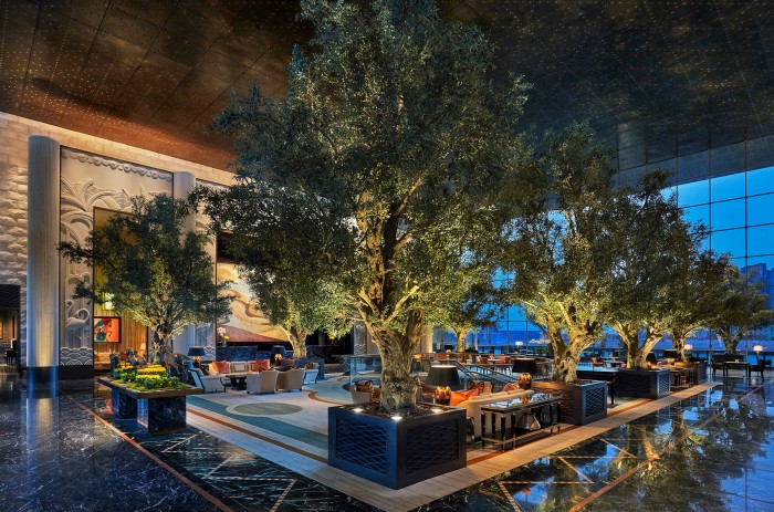 Ulivi artificiali su misura posizionati presso il Four Seasons Hotel, Bahrain.