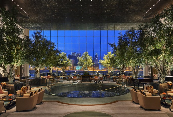 Ulivi artificiali su misura posizionati presso il Four Seasons Hotel, Bahrain.